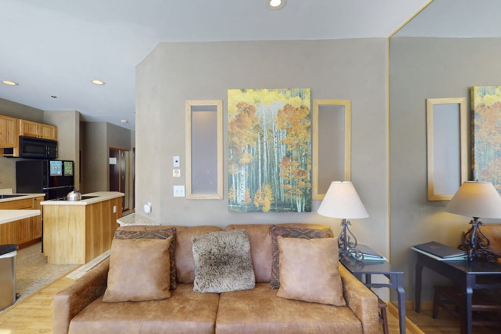 Condo near the slopes with fireplace, balcony, gym, washer/dryer