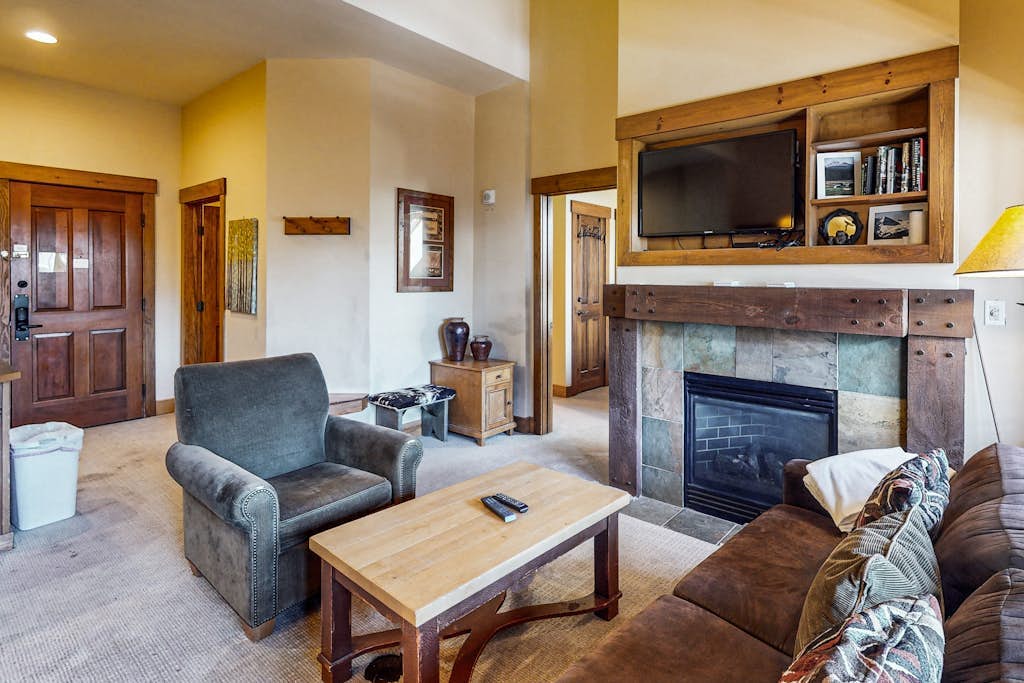 Ski-In/Out Condo with Shared Pool, Hot Tub & Sauna - Walk to Village