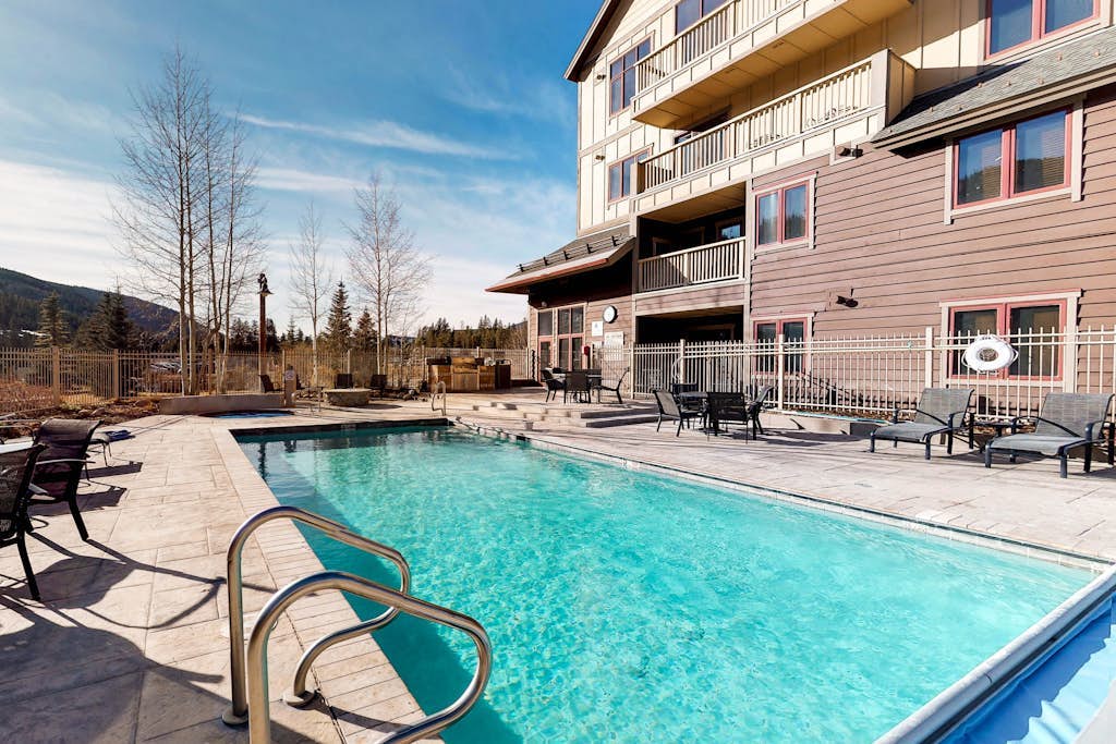 Cozy Studio wiith Shared Pool, Hot Tub, Sauna & Gym - Walk to the Slopes