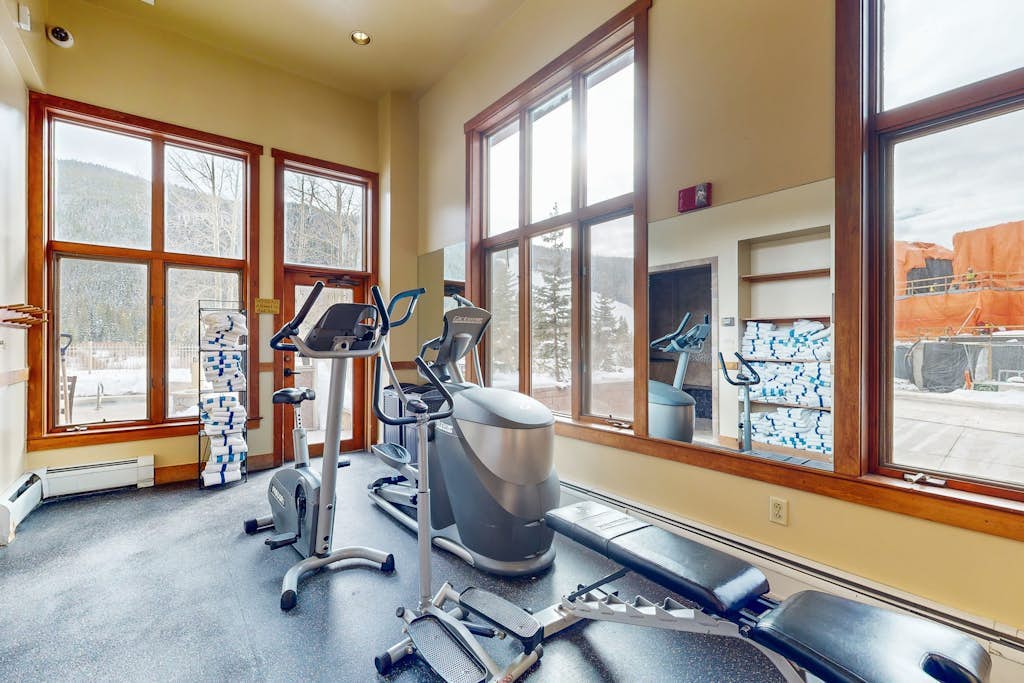 Cozy Studio wiith Shared Pool, Hot Tub, Sauna & Gym - Walk to the Slopes