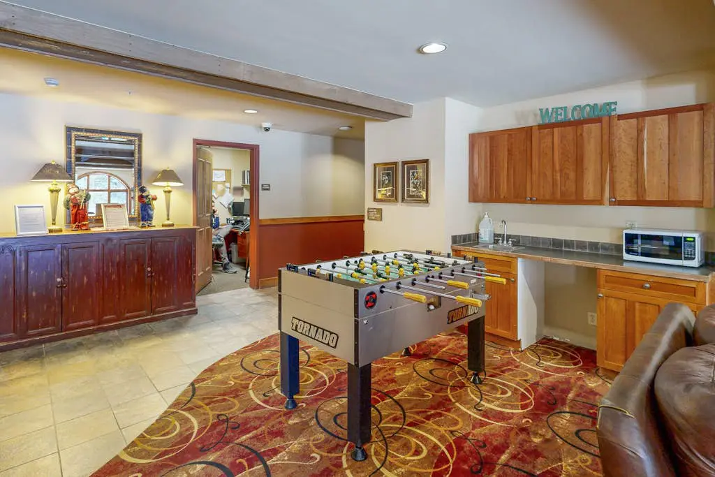 Red Hawk Lodge 2200