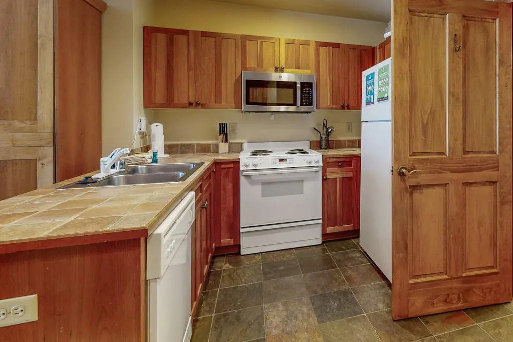 Red Hawk Lodge 2200