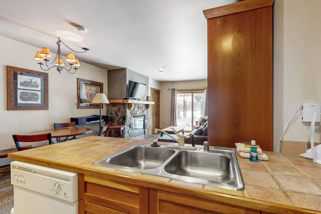Red Hawk Lodge 2200