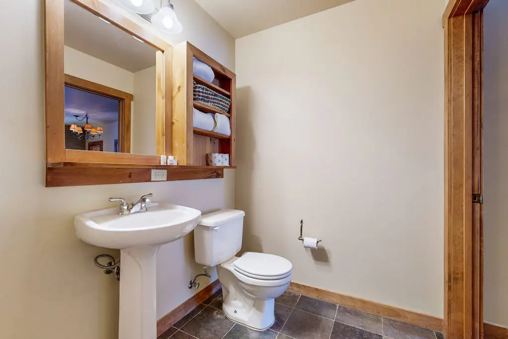 Red Hawk Lodge 2200