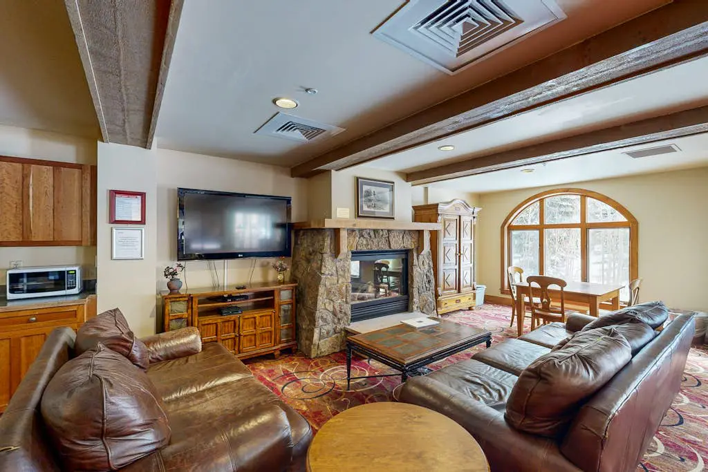 Red Hawk Lodge 2200