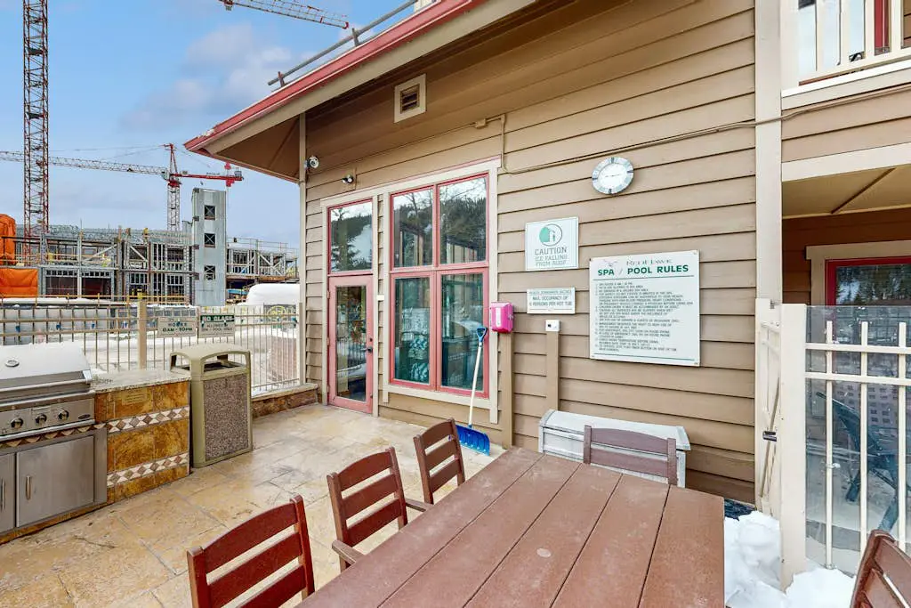 Red Hawk Lodge 2200