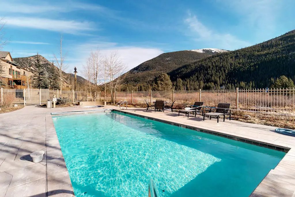 Red Hawk Lodge 2200