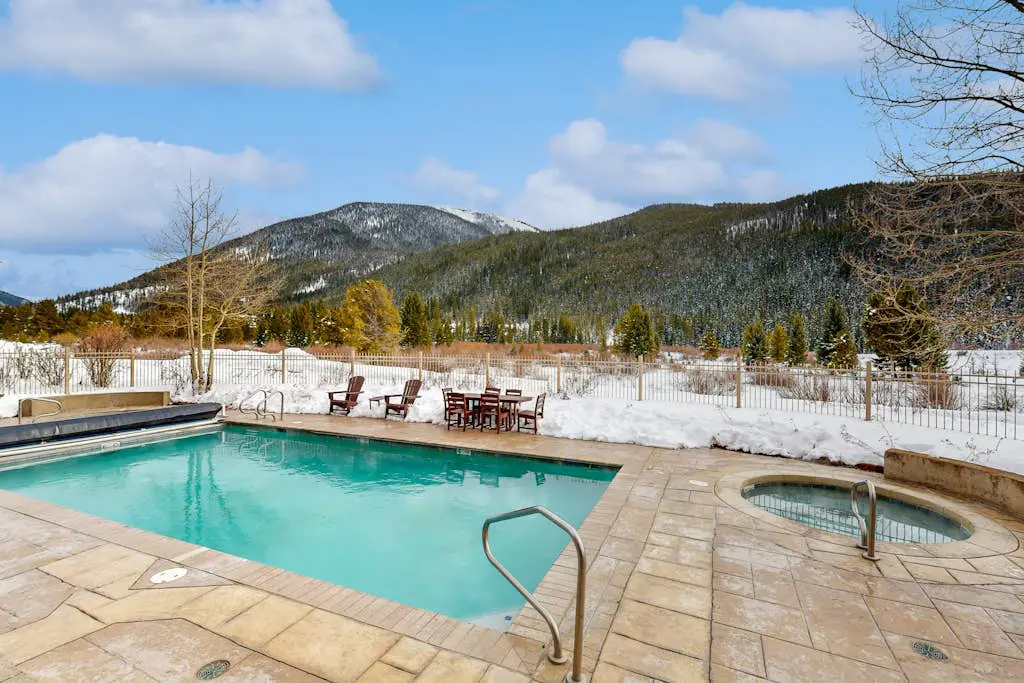 Red Hawk Lodge 2200