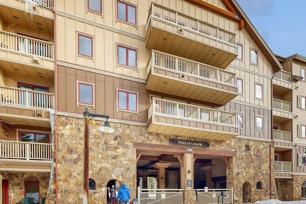 Red Hawk Lodge 2200