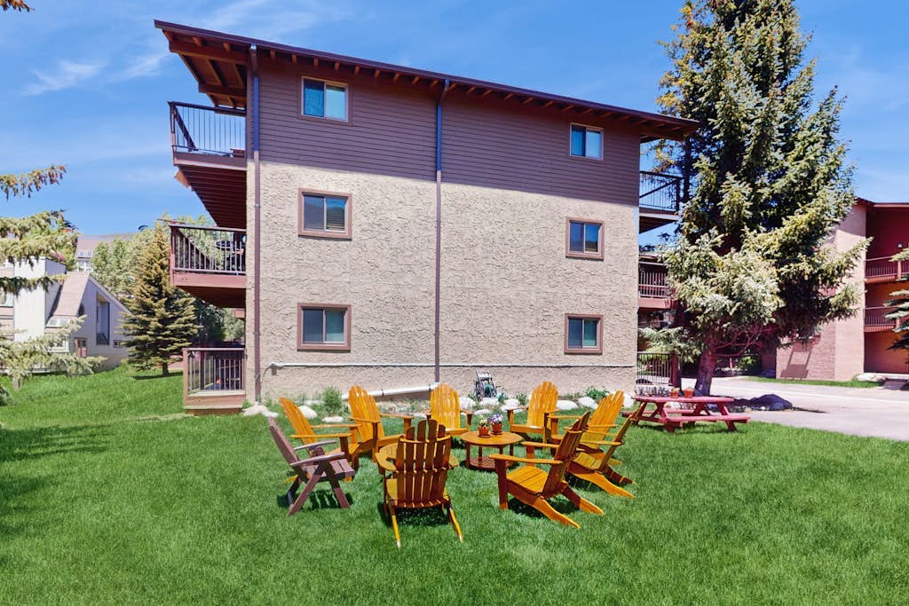 Lovely Condo with Shared Hot Tub & Great Location 280 Yards to Slopes