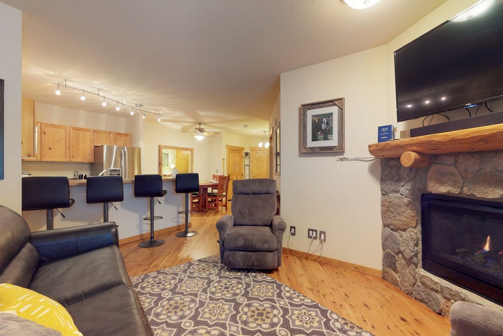 Cozy condo with shared hot tub & private deck- close to the slopes