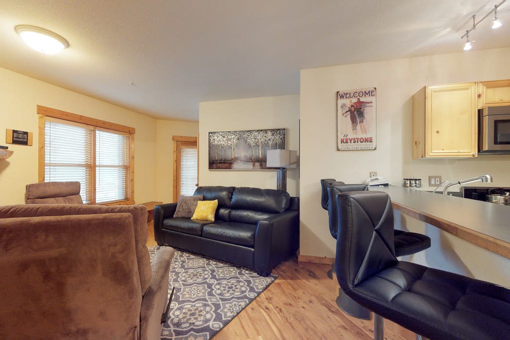 Cozy condo with shared hot tub & private deck- close to the slopes