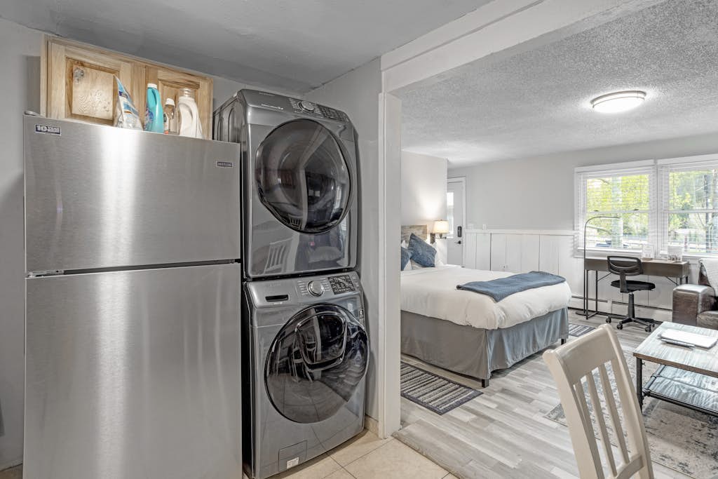 Studio with updated interior, fireplace & W/D - Vail Village bus access
