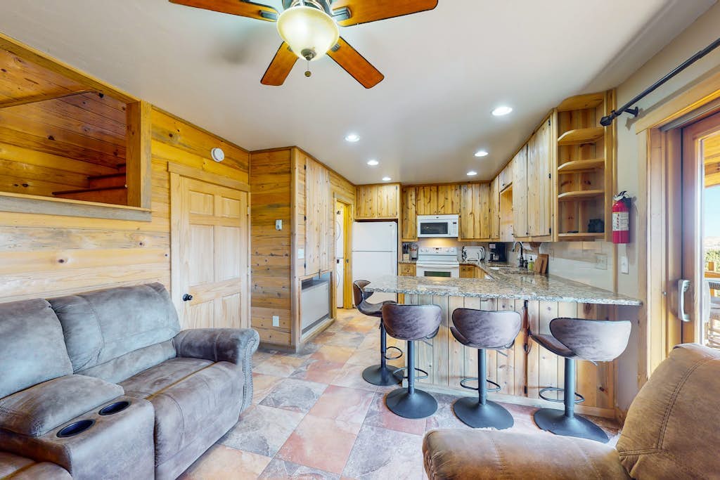 Beautiful mountain-view cabin with covered deck, grill, fireplace & washer/dryer