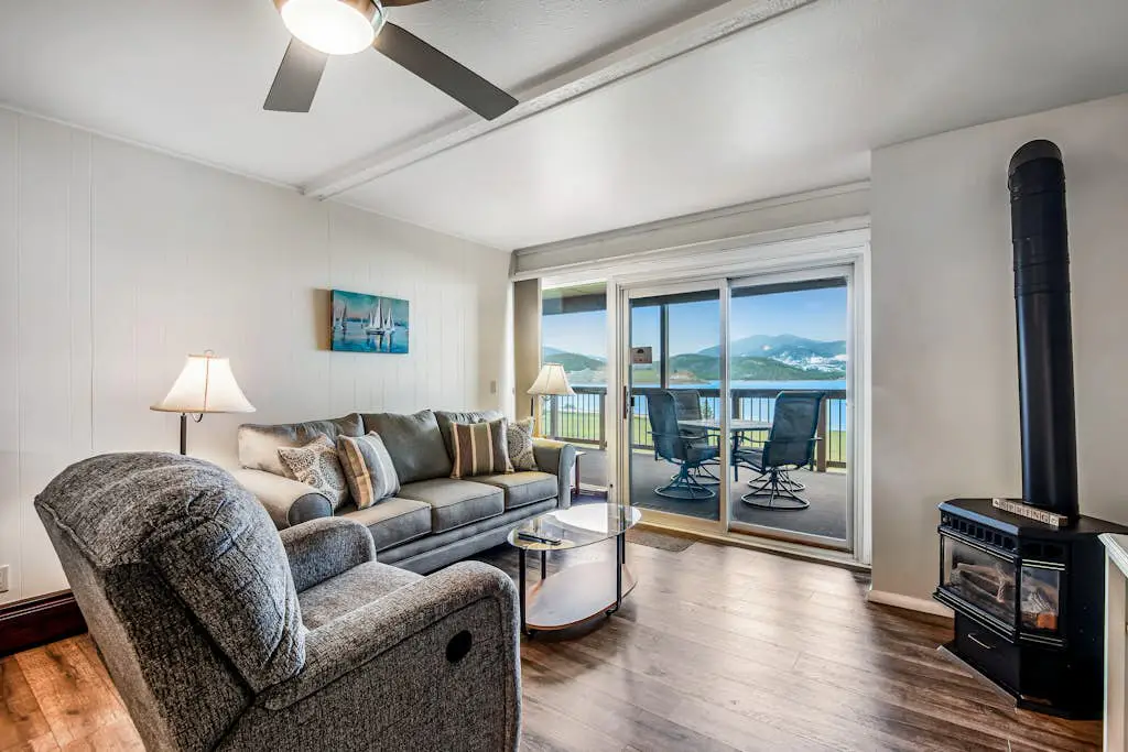 Lakeside Mountain Retreat