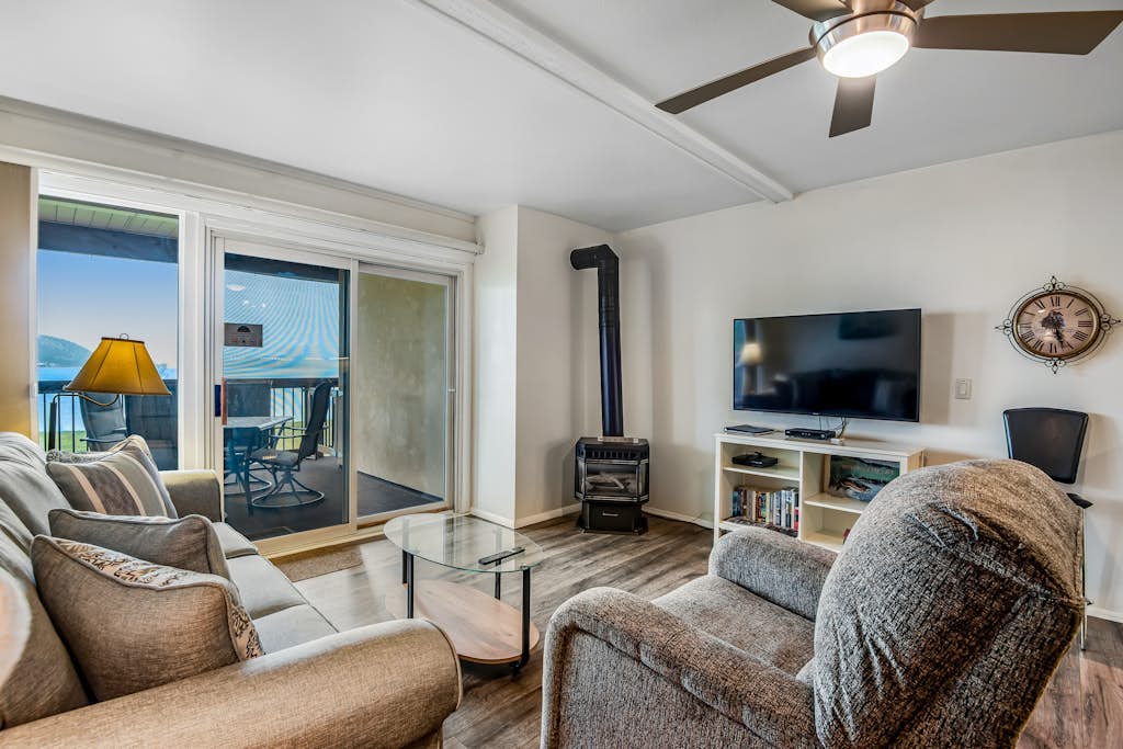 Lovely Lakefront Condo with  Fireplace, Free High-Speed WiFi and Stunning Views