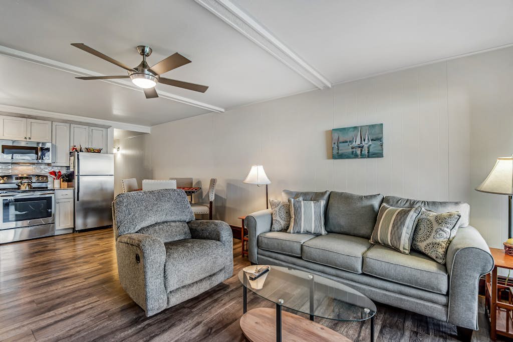 Lovely Lakefront Condo with  Fireplace, Free High-Speed WiFi and Stunning Views