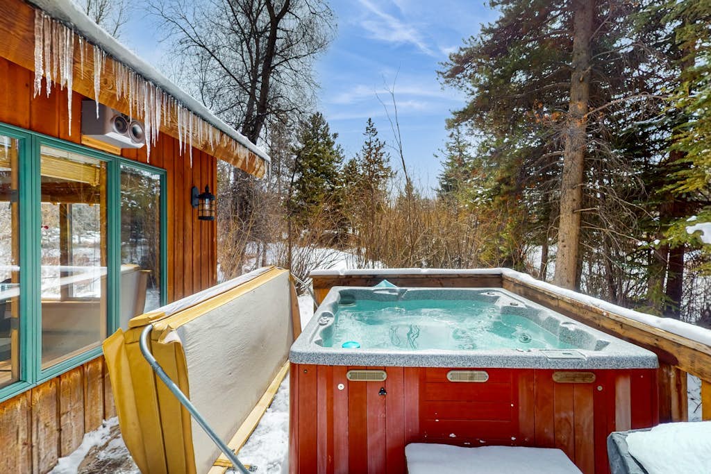 Charming house with full kitchen, fast wifi, deck, hot tub & great location