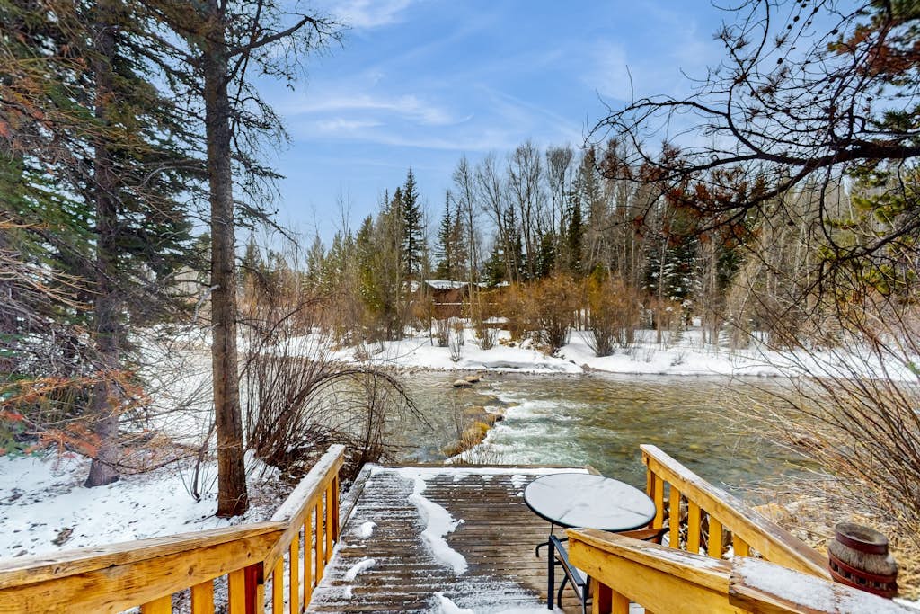 Charming house with full kitchen, fast wifi, deck, hot tub & great location