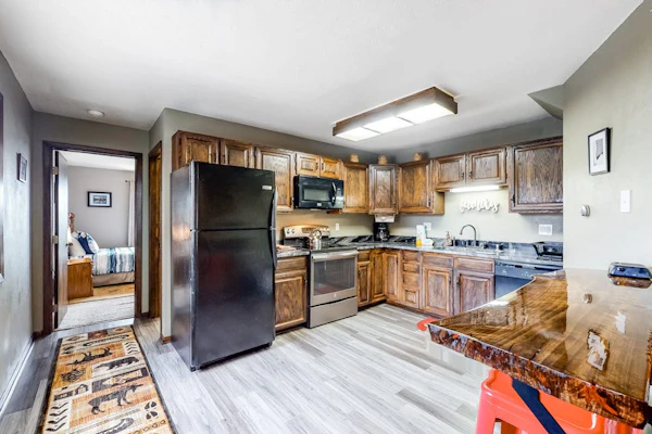 Lofty condo with beautiful mountain & lake views plus wood fireplace