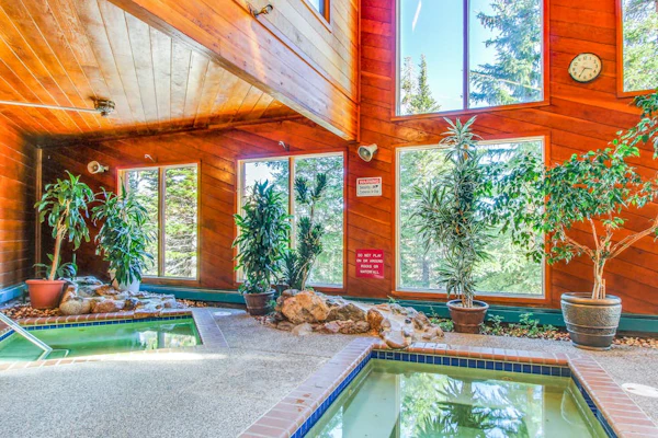 First-floor condo with porch & electric fireplace - close to ski resorts