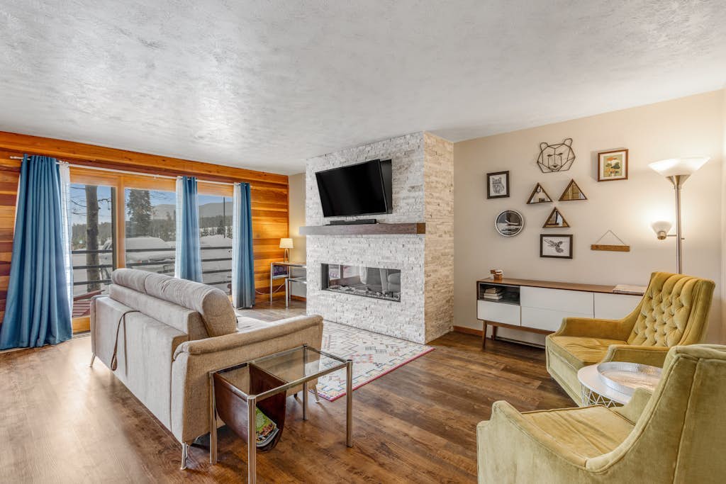 First-floor condo with porch & electric fireplace - close to ski resorts
