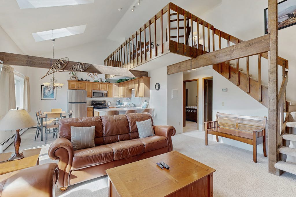 Top-floor condo with mountain views, easy skiing, balcony & hiking