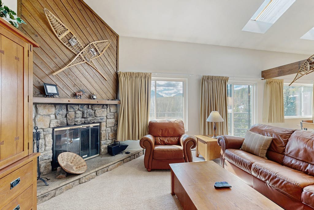 Top-floor condo with mountain views, easy skiing, balcony & hiking
