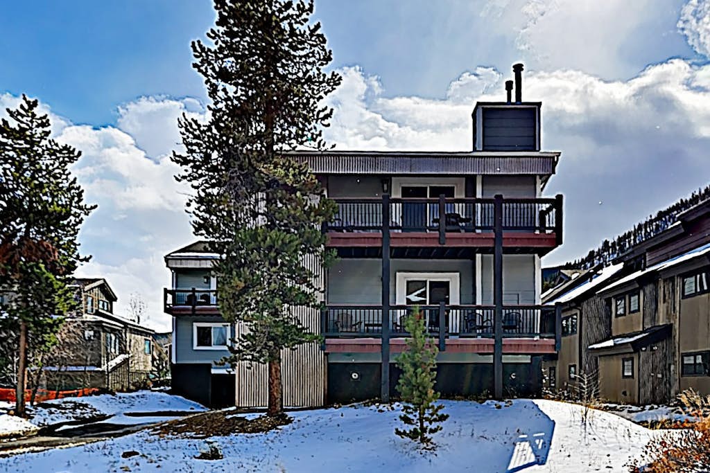Mountain View Escape with WiFi - 1 Block to Main Street, Near Reservoir & Skiing