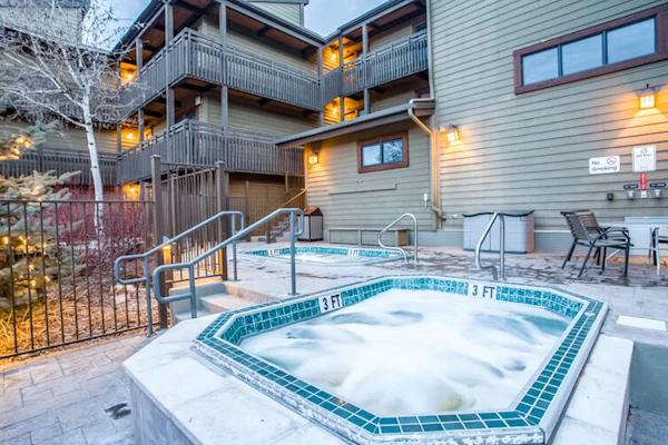 Steamboat condo with hot tub & pool - walk to lifts