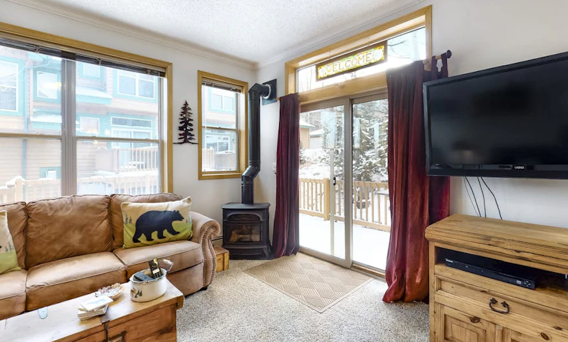 Inviting townhome with private hot tub, gas fireplace & deck - near skiing