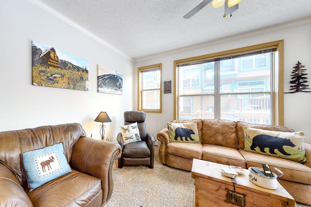 Inviting townhome with private hot tub, gas fireplace & deck - near skiing
