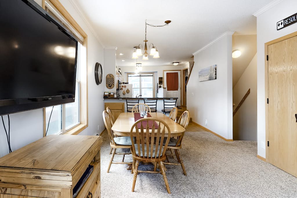 Inviting townhome with private hot tub, gas fireplace & deck - near skiing