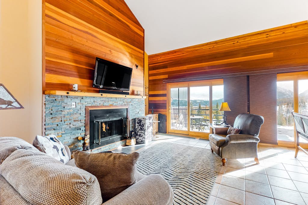 Quiet, 2-level condo with mountain view & fireplace - near shops