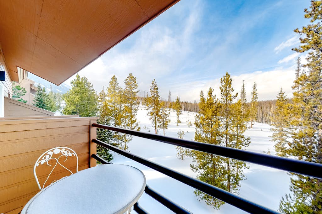 Quiet, 2-level condo with mountain view & fireplace - near shops