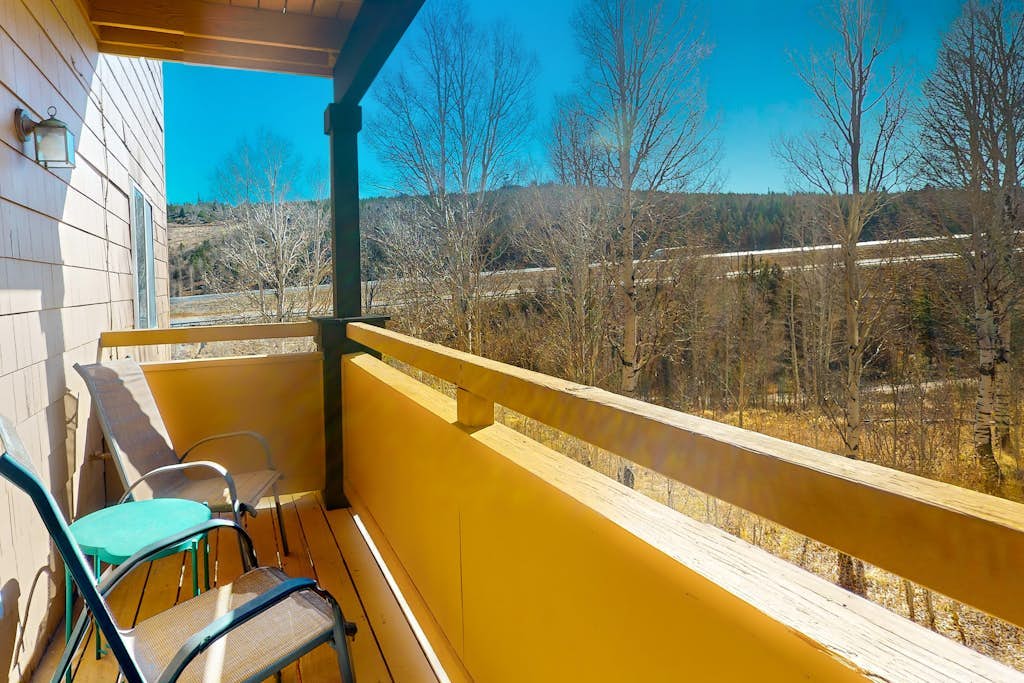 Ski condo close to hiking & lake w/private balcony & fireplace