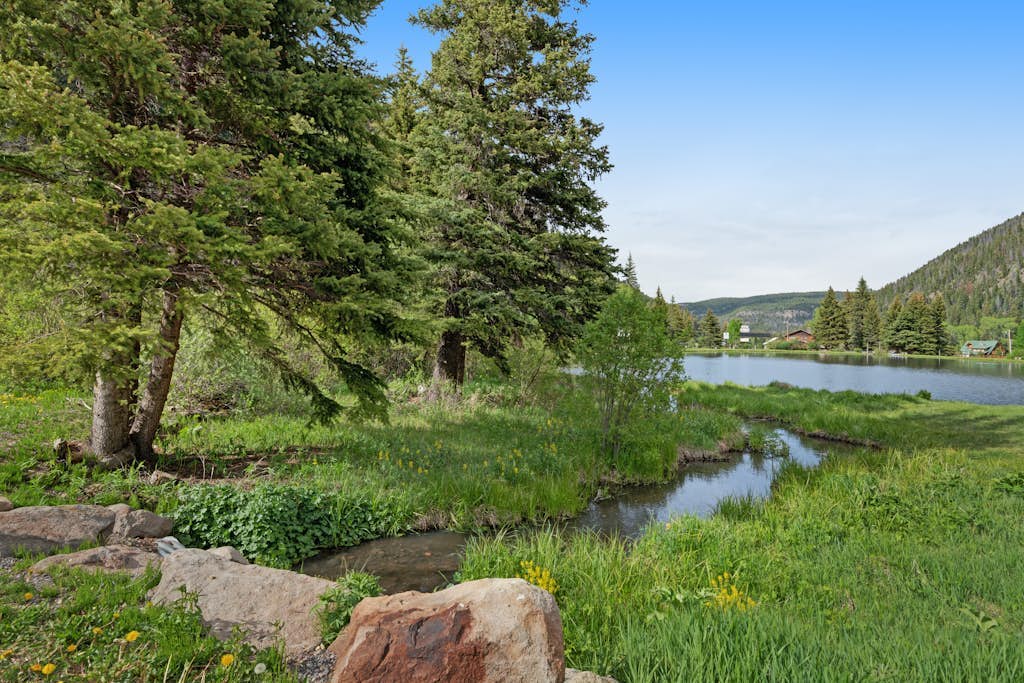 Creekside cabin with private hot tub, washer/dryer, WiFi & wood fireplace