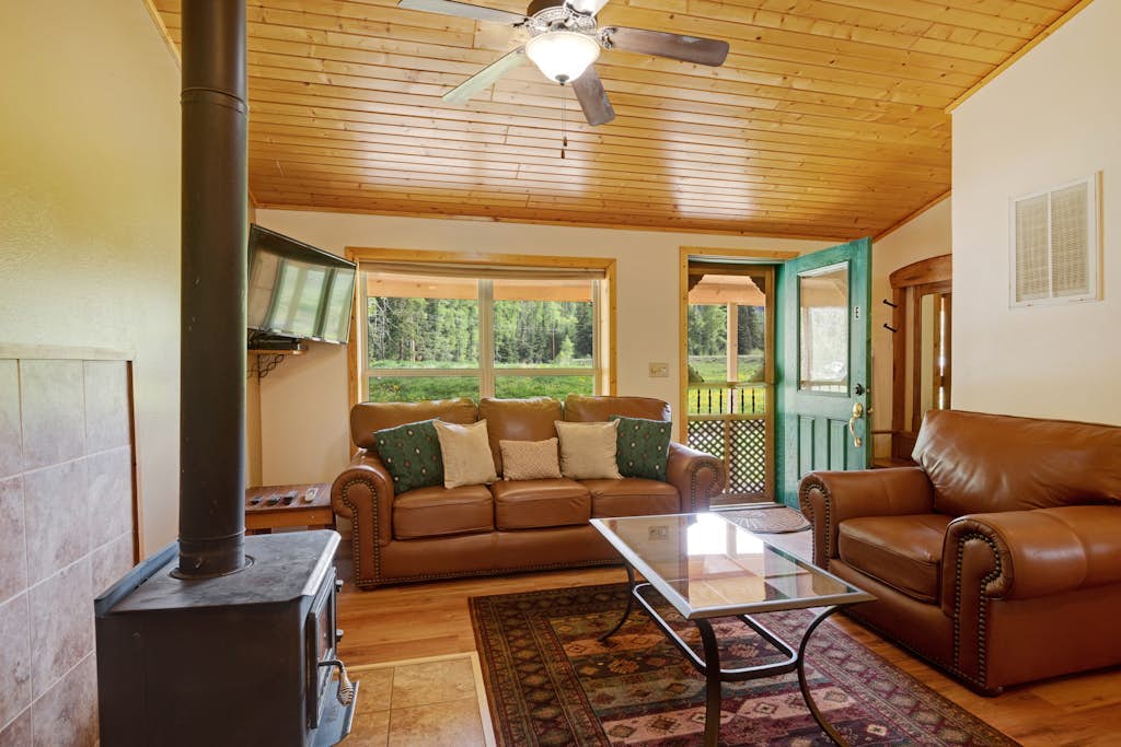 Creekside cabin with private hot tub, washer/dryer, WiFi & wood fireplace