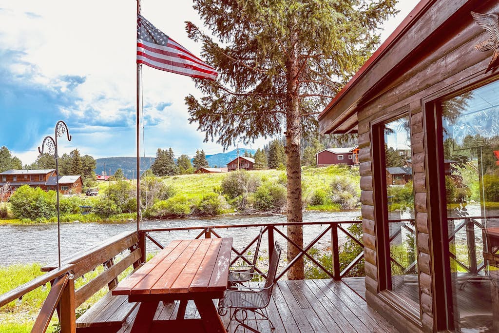 Riverfront home w/private deck, sunroom, full kitchen, and free WiFi