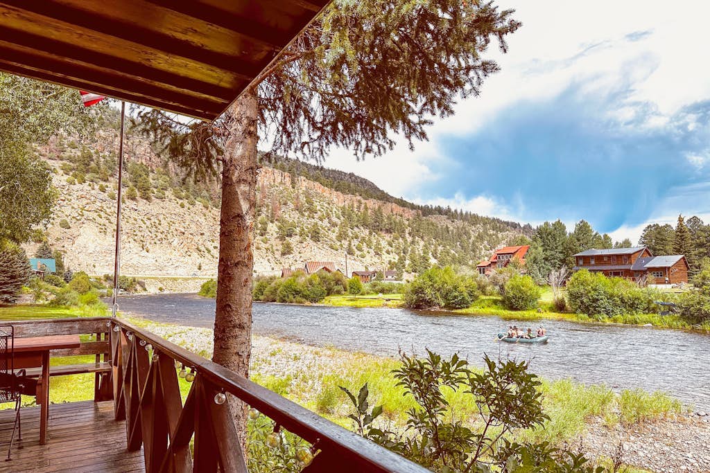 Riverfront home w/private deck, sunroom, full kitchen, and free WiFi