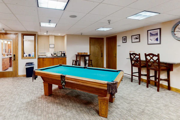 Ground-floor home with high-speed WiFi, pool & hot tub - next to lift