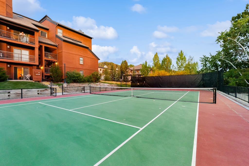 Large & comfy condo with pool, hot tubs, clubhouse & sauna