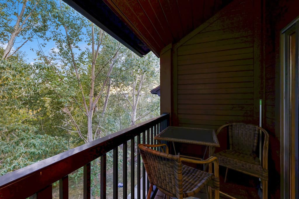 Large & comfy condo with pool, hot tubs, clubhouse & sauna