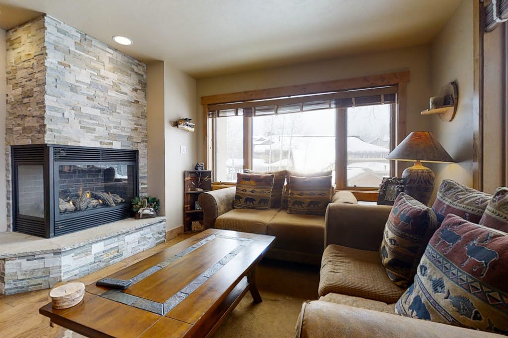 Beautiful mountain condo w/ bonus den & shared pools, hot tubs & winter shuttle