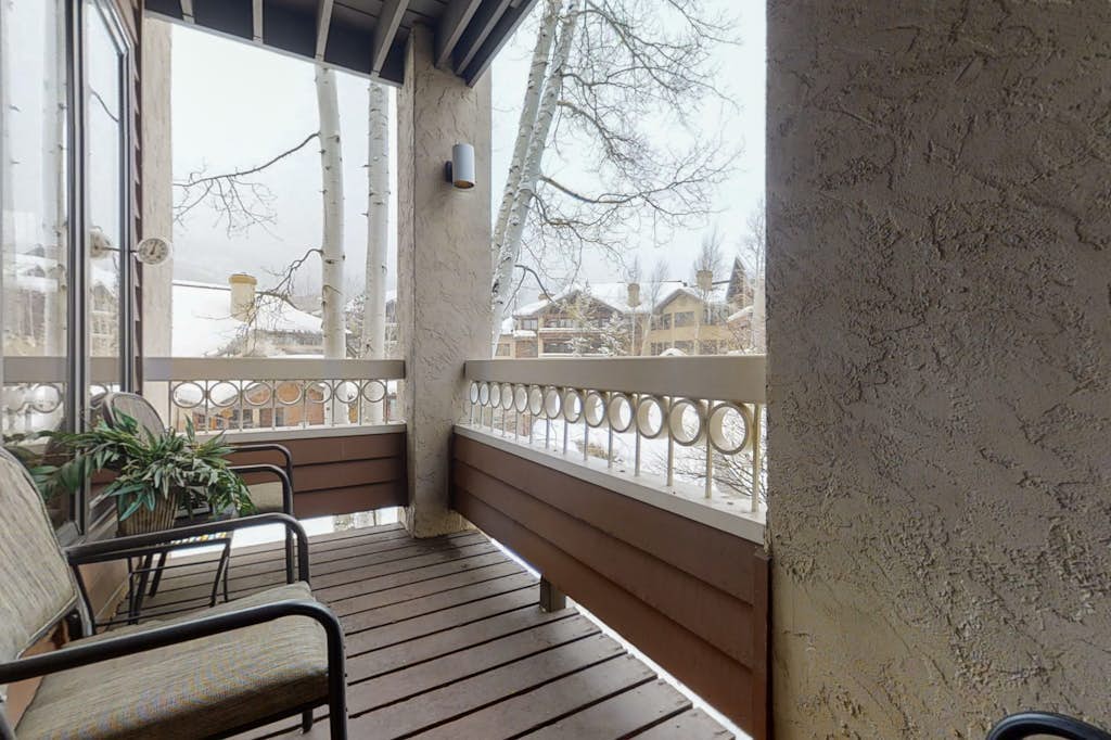 Beautiful mountain condo w/ bonus den & shared pools, hot tubs & winter shuttle