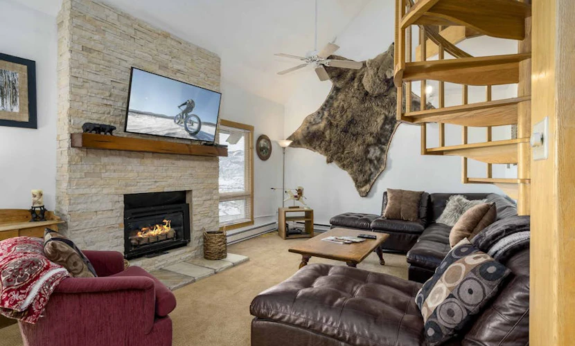 Loft condo with Flattop Mountain views, shared hot tubs, gas fireplace, & gym
