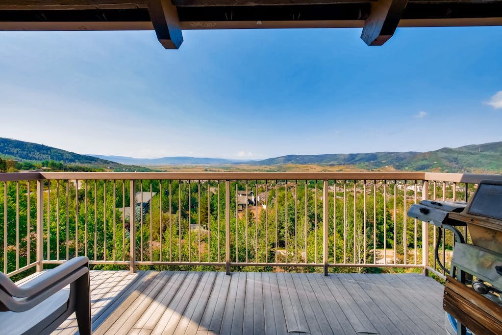Loft condo with Flattop Mountain views, shared hot tubs, gas fireplace, & gym