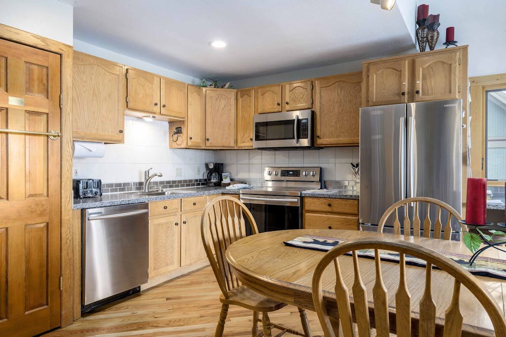 Loft condo with Flattop Mountain views, shared hot tubs, gas fireplace, & gym