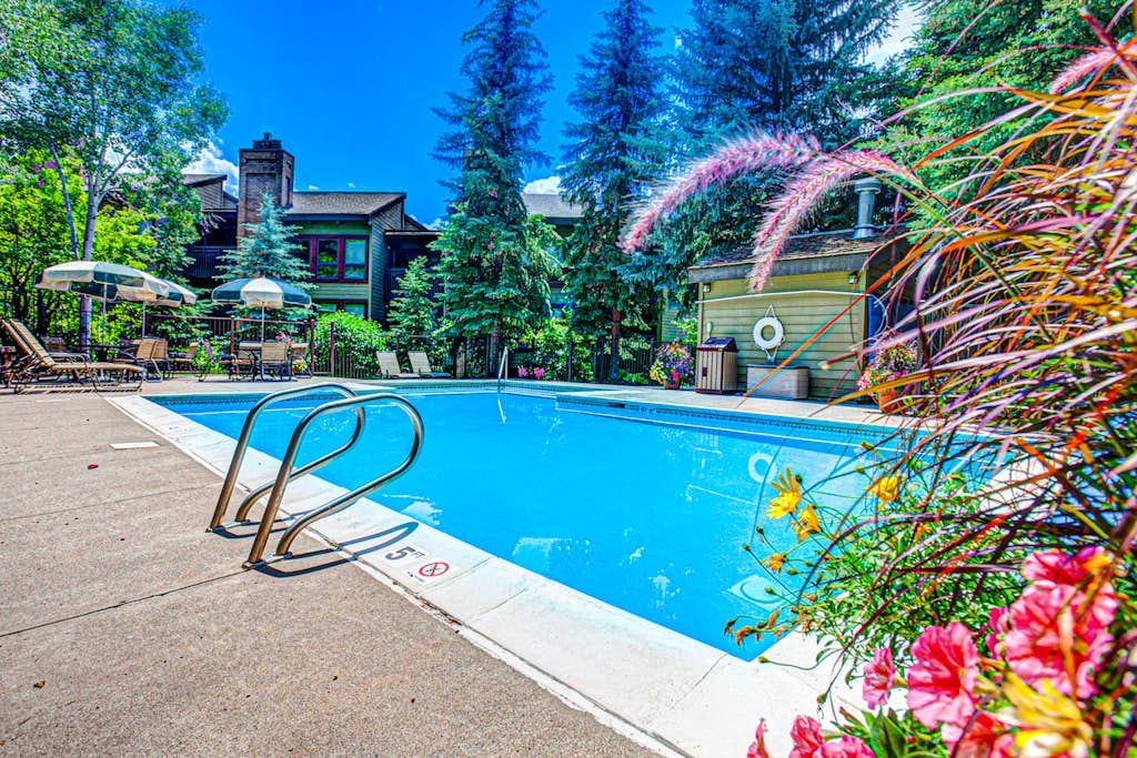 Wonderful condo next to Steamboat Ski Resort with pool & hot tubs