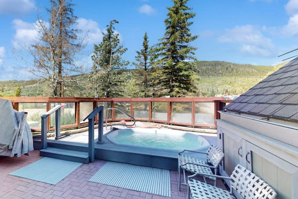 Keystone Condo w/Mountain Views, Shared Pool/Hot Tub - Near Ski Lift/Restaurants